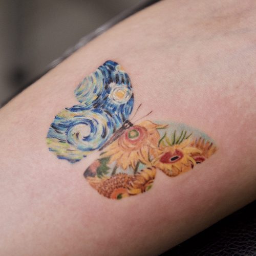 tatuaje mariposa con diseño en colores