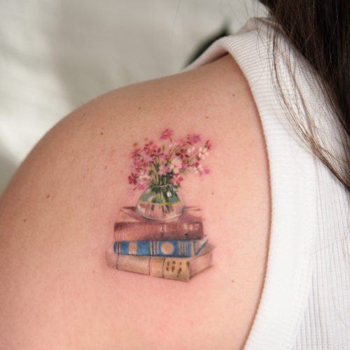 tatuaje de florero y libros