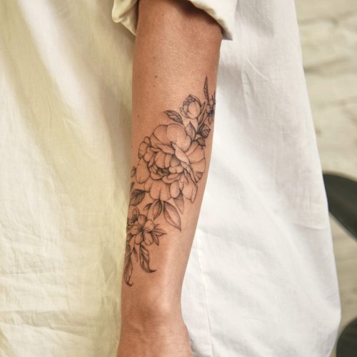 tatuaje de flores en tinta negra