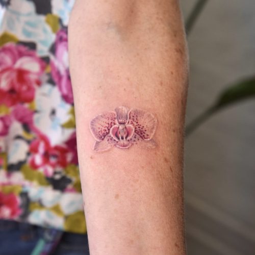 Tatuaje de orquidea realista