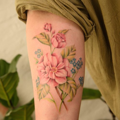 tatuajes de flores en brazo