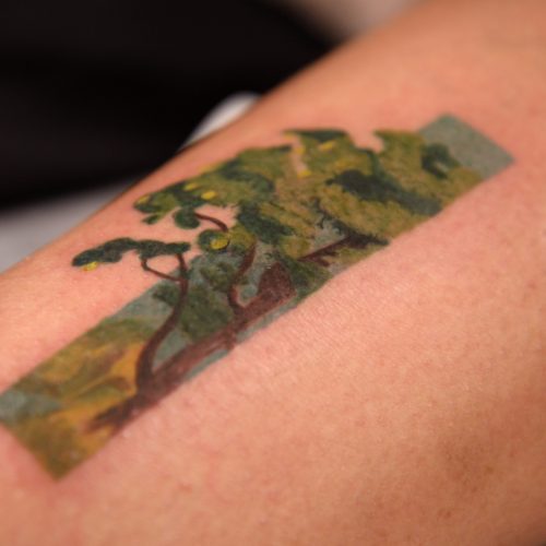tatuaje de paisaje bosque