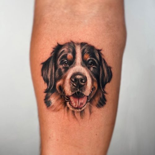 tatuaje de perro Boyero Suizo realista