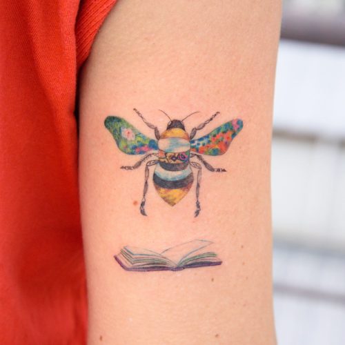 tatuaje de abeja en color