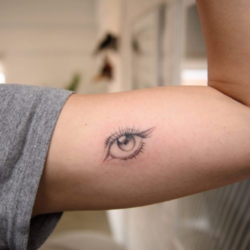 Tatuaje de ojo realista en brazo