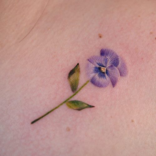 tatuaje flor violeta