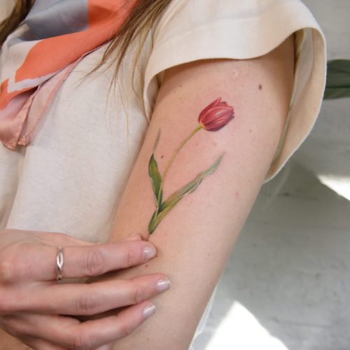 tatuaje de flor tulipán